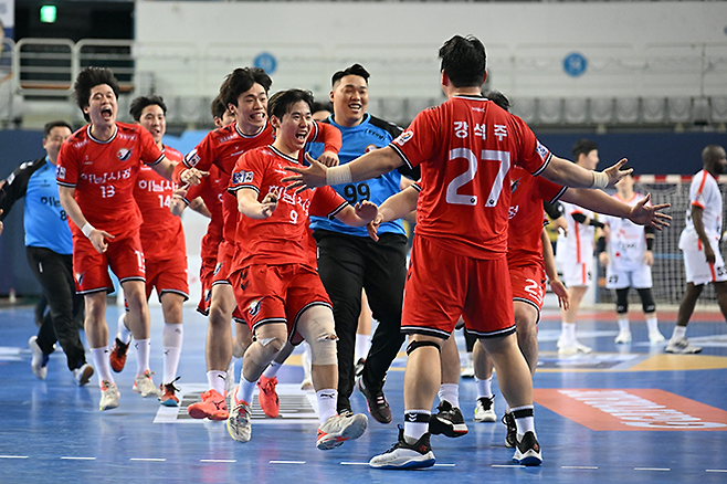 승부던지기 끝에 승리하고 기뻐하는 하남시청 선수들. 사진=한국핸드볼연맹 제공