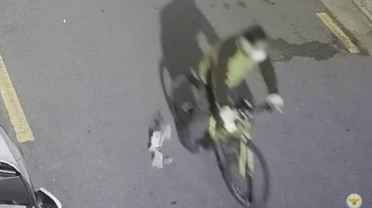 경남 하동군의 한 골목길에서 자전거를 탄 남성이 지폐를 떨어뜨리고 가는 모습. 경찰청 유튜브 채널 캡처