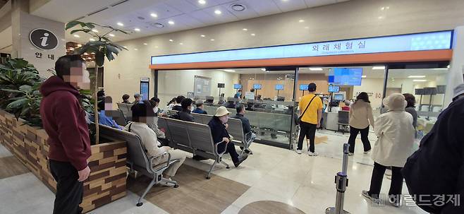 의과대학 교수들의 사직서 효력이 발생하는 25일 오전 서울성모병원에서 환자들이 외래 채혈을 기다리고 있다. 김용재 기자