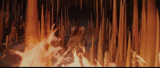 넷플릭스 영화 '댐즐'에서 엘로디 공주가 용을 피해 도망치고 있다. [넷플릭스 캡쳐]
