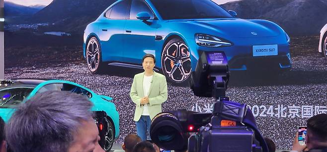 레이 쥔 샤오미 CEO가 오토차이나 2024서 모두발언을 하고 있다. [베이징 공동 취재단]