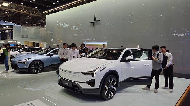 중국의 가전 브랜드 샤오미가 SU7을 공개하면서 오토차이나 2024에 마련한 부스. [베이징 공동 취재단]