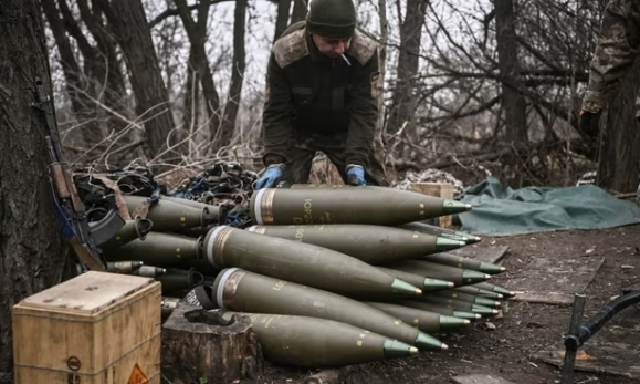 동부 전선 바흐무트 인근에서 155mm 포탄을 옮기고 있는 우크라이나 군인의 모습. AFP 연합뉴스