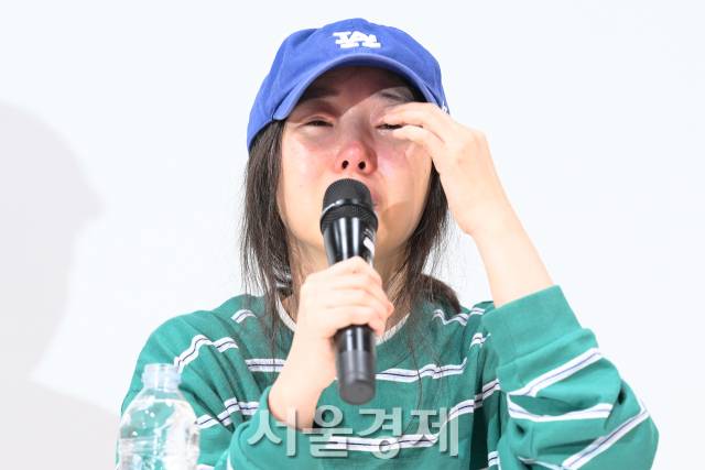 하이브 산하 레이블 어도어 민희진 대표가 25일 오후 서울 강남구 한국컨퍼런스센터에서 진행된 긴급 기자회견에서 눈물을 보이고 있다. 김규빈 기자 2024.04.25