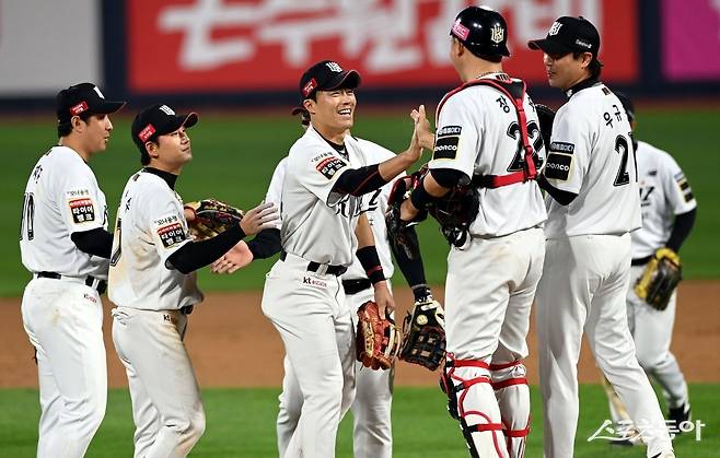 24일 경기도 수원 KT위즈파크에서 ‘2024 신한 SOL 뱅크 KBO리그‘ KT 위즈와 한화 이글스의 경기가 열렸다. KT가 한화를 상대로 7-1 승리를 거둔 후 선수들이 그라운드에서 기쁨을 나누고 있다. 수원 | 김민성 기자 marineboy@donga.com