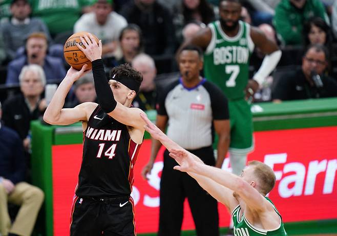 보스턴 셀틱스 타일러 히로(왼쪽)가 25일 미국 보스턴 TD가든에서 열린 보스턴 셀틱스와의 2023~2024 미국프로농구 동부콘퍼런스 플레이오프 1라운드 2차전에서 슛을 하고 있다. 보스턴 | USA투데이스포츠연합뉴스