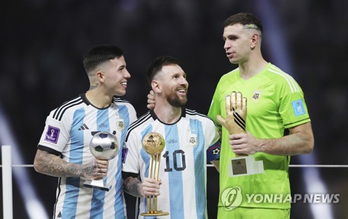 아르헨티나 언론 TyC스포츠가 25일(한국시간) 아르헨티나 대표팀 미드필더인 엔소 페르난데스가 다가오는 남미축구연맹(CONMEBOL) 코파 아메리카 직전 수술을 받기로 결정했다며 비하인드를 공개했다. 연합뉴스