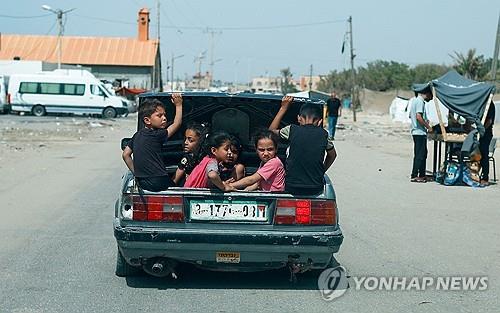 가자지구 남단 도시 라파의 차 트렁크에 탄 아이들 [라파 로이터=연합뉴스]