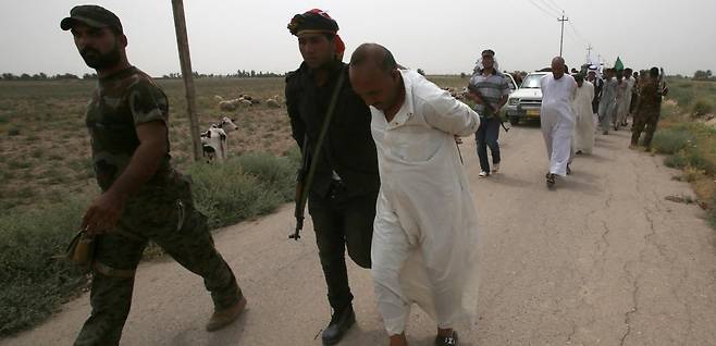 이라크 친정부 민병대가 이슬람국가 대원을 체포한 모습 [국제앰네스티 제공. 재판매 및 DB 금지]