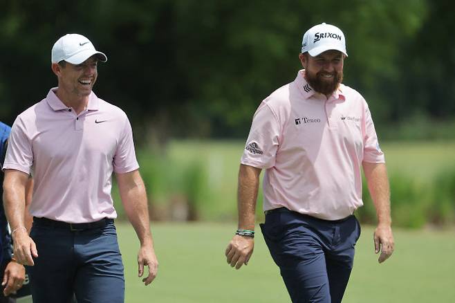 로리 매킬로이(왼쪽)과 셰인 로리가 PGA 투어 팀경기 취리히 클래식 경기 도중 환하게 웃으며 코스를 걸어가고 있다. (사진=AFPBBNews)