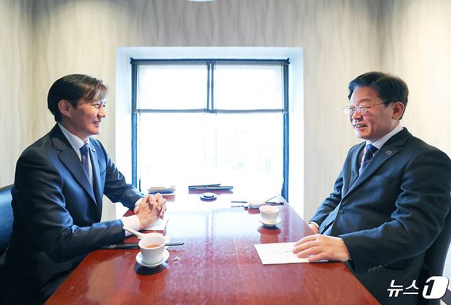 이재명 더불어민주당 대표와 조국 조국혁신당 대표가 25일 서울 모처에서 열린 비공개 만찬 회동에서 대화를 나누고 있다. (더불어민주당 제공) 2024.4.25/뉴스1 ⓒ News1 송원영 기자