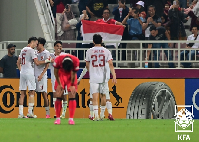 인도네시아 선수들이 26일 새벽(한국시간) 카타르 도하에 있는 압둘라 빈 칼리파 스타디움에서 열린 2024 아시아축구연맹(AFC) 23세 이하(U-23) 아시안컵 8강전 한국과 경기에서 전반 득점한 뒤 기뻐하고 있다. 사진제공 | 대한축구협회