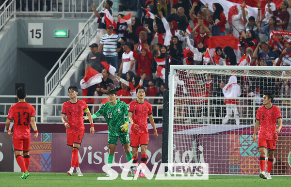25일(현지시간) 카타르 도하 압둘라 빈 칼리파 스타디움에서 열린 2024 아시아축구연맹(AFC) U-23 아시안컵 8강전 대한민국과 인도네시아의 경기, 전반 역전골을 허용한 한국 선수들이 아쉬워하고 있다. 사진┃뉴시스