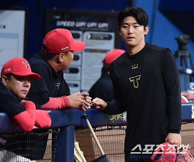 23일 서울 고척스카이돔에서 열린 KIA와 키움의 경기. 이범호 감독이 김도영과 대화하고 있다. 고척=정재근 기자 cjg@sportschosun.com/2024.4.23/