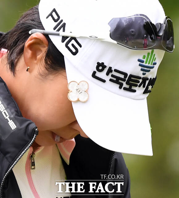 박지영이 경기를 기록하는 가운데, 'JYP'이니셜이 새겨진 네잎클로버 모양의 볼마커가 보이고 있다.