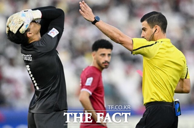카타르 골키퍼 유세프 압둘라가 전반 41분 과격한 플레이로 퇴장당하고 있다. 일본은 결국 수적 우위를 살려 재역전에 성공했다./AFC