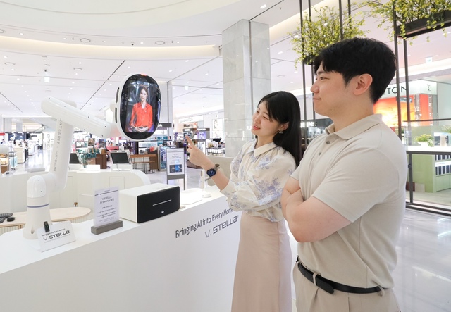 지난 25일 경기도 성남시 현대백화점 판교점 1층 열린광장에서 고객들이 소통형 AI 로봇 '스텔라V'와 대화를 나누고 있다. /현대백화점