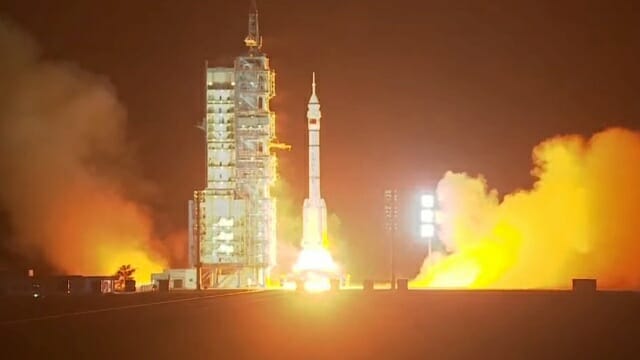 25일 창정 2F 로켓이 선저우 18호 임무의 우주 비행사 3명을 태워 텐공 우주정거장으로 보냈다. (출처=CCTV+)