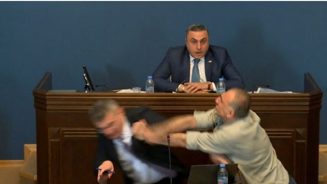 조지아 의회에서 연설 중인 여당 대표의 얼굴을 가격하는 야당 대표. [이미지출처=엑스]