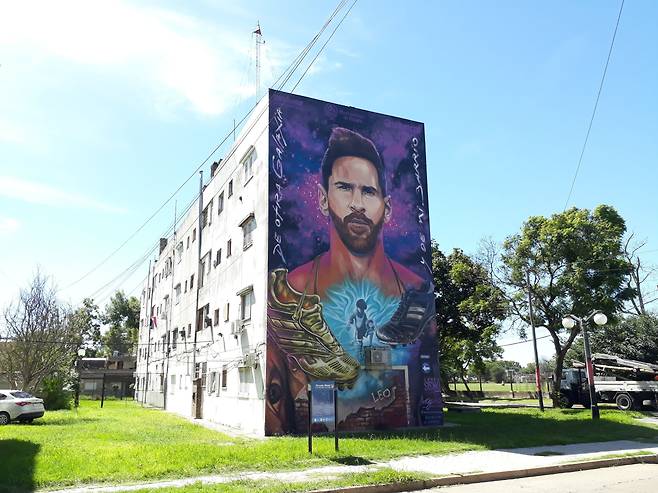 리오넬 메시의 고향 아르헨티나 로사리오 라 바하다 마을 일대에 그려져 있는 메시 관련 벽화. /서유근 특파원