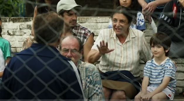 영화 '메시'(2014)에서 리오넬 메시의 외할머니 셀리아가 감독에게 자신의 손자가 경기에 뛸 수 있게 설득하는 장면. /유튜브
