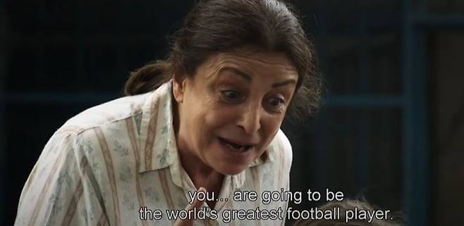 영화 '메시'(2014)에서 리오넬 메시의 외할머니가 어린 메시에게 "넌 훗날 세계 최고의 선수가 될 거야"라며 용기를 북돋아주는 장면. /유튜브