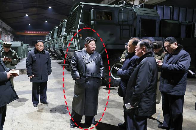 김정은 총비서가 지난 1월 8일~9일 중요군수공장들을 현지지도 하는 모습. 빨간 원은 프랑스제 명품 브랜드 발렌시아가 제품으로 추정되는 약 2000만원짜리 코트./노동신문 뉴스1