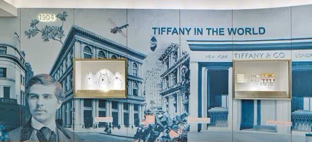 티파니의 역사를 한눈에 볼 수 있게 연도별로 보여주는 ‘놀랄 만한 시작, 티파니의 역사’ 전시관 .