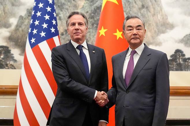 토니 블링컨(왼쪽) 미국 국무장관과 왕이 중국 외교부장(장관)이 19일 베이징에서 만나 악수하고 있다. 이날 두 사람은 미·중 갈등과 대만 문제 등을 논의했다./AFP 연합뉴스