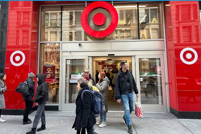 지난달 19일, 미국 뉴욕의 한 대형마트에서 쇼핑객들이 걸어 나오고 있다./AP·연합뉴스