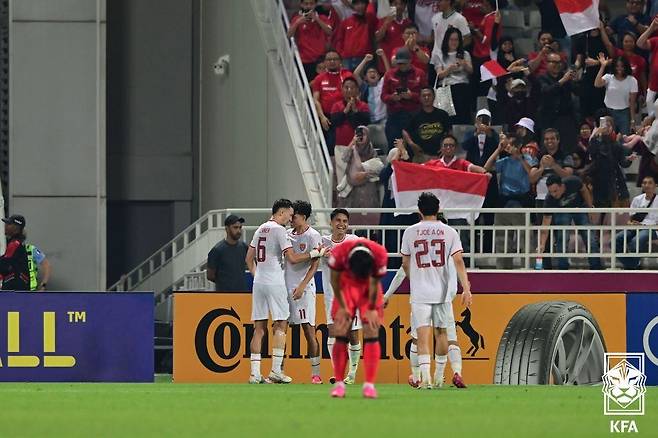 26일 카타르 도하 압둘라 빈 칼리파 스타디움에서 열린 AFC U-23 아시안컵 한국과 인도네시아의 8강전 경기. 인도네시아 선수들이 득점하자 한국 선수가 고개를 숙이고 있다. /대한축구협회 제공