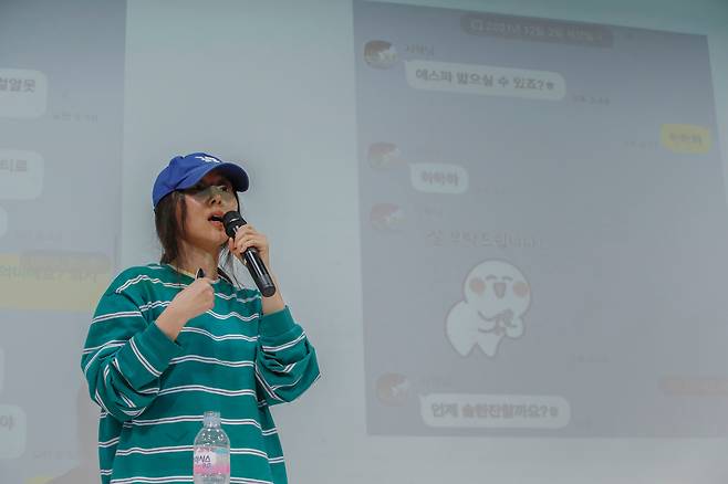 그룹 뉴진스의 소속사 어도어 민희진 대표가 25일 서울 서초구 한국컨퍼런스센터에서 하이브 경영권 탈취 시도와 관련한 배임 의혹에 긴급기자회견을 갖고 방시혁 하이브 의장과 나눈 카톡을 공개하고 있다./뉴스1