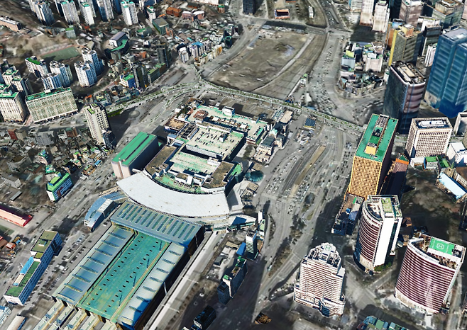 지상철도는 도시 공간을 단절시킨다. 서울역(가운데) 서쪽은 고층 빌딩이 들어선 동쪽 대비 개발이 지연됐다는 것을 알 수 있다. 
사진 속 공터인 서울역 북부 역세권 개발 용지는 ㈜한화 건설부문이 올해 개발할 계획이다. 서울시 SMAP 제공