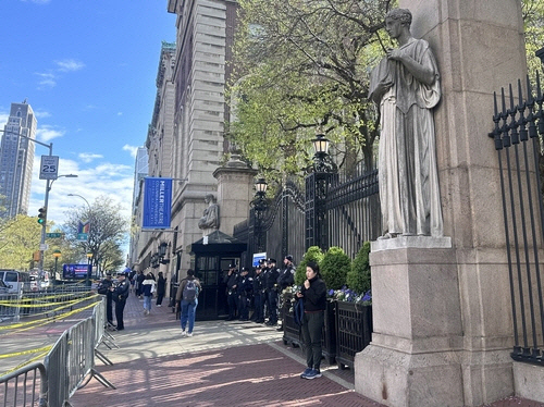 25일(현지시간) 미국 뉴욕 컬럼비아대 교문 출입구를 경찰이 통제하고 있다. [뉴욕=연합뉴스]