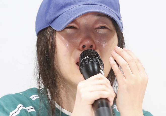 그룹 뉴진스의 소속사 어도어 민희진 대표가 25일 서울 서초구 한국컨퍼런스센터에서 하이브 경영권 탈취 시도와 관련한 배임 의혹에 긴급기자회견을 갖고 눈물을 흘리며 입장을 밝히고 있다. 뉴스1