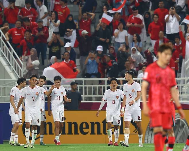[도하(카타르)=뉴시스] 2024 아시아축구연맹(AFC) U-23 아시안컵 8강전 대한민국과 인도네시아의 경기, 역전골을 넣은 인도네시아 라파엘 스트라윅과 선수들이 기뻐하고 있다.