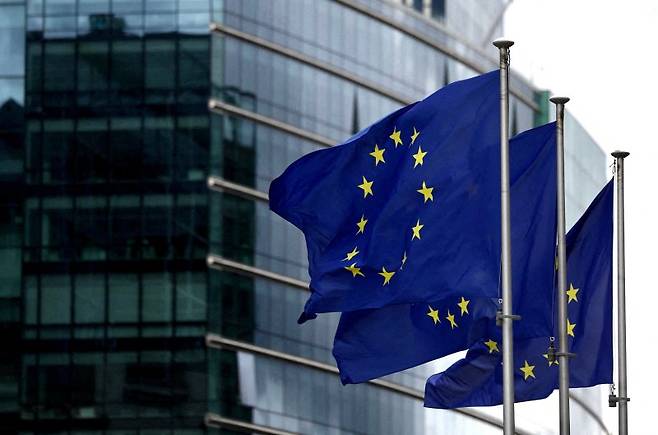 벨기에 브뤼셀에 위치한 유럽연합(EU) 본부 앞에 깃발이 펄럭이고 있다.뉴스1