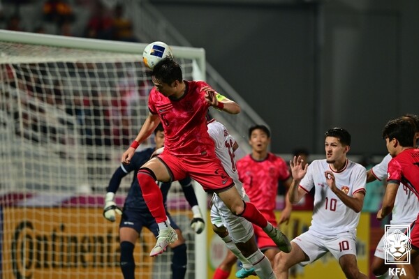 한국의 변준수가 26일(한국시각) 카타르 도하 압둘라 빈 칼리파 스타디움에서 열린 AFC U-23 아시안컵 인도네시아와 8강전에서 머리받기 슛을 시도하고 있다. 대한축구협회 제공