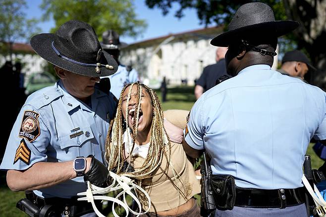 미국 조지아주 애틀랜타의 에머리대에서 25일(현지시각) 경찰이 천막 농성 참가자를 체포하고 있다. 애틀랜타/AP 연합뉴스