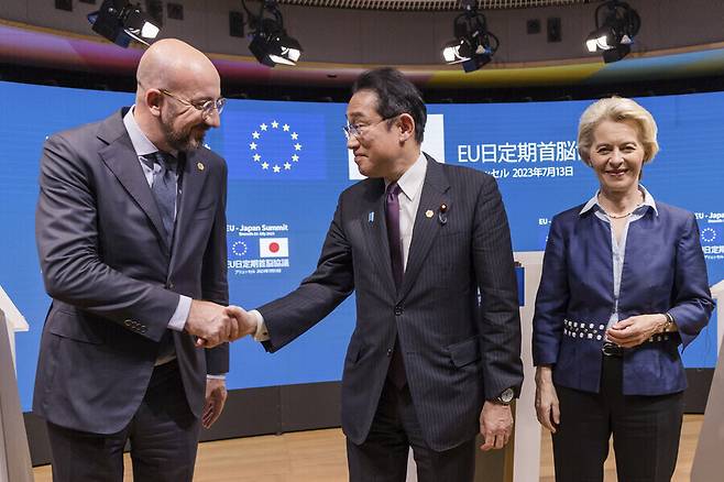샤를 미셸 유럽연합(EU) 상임의장(사진 왼쪽부터), 기시다 후미오 일본 총리, 우르줄라 폰데어라이엔 유럽연합 집행위원장이 지난해 7월 벨기에 브뤼셀에서 열린 유럽연합-일본 정상회의에서 만나 악수하고 있다. AP 연합뉴스