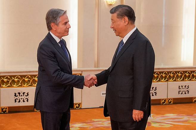시진핑 중국 국가주석(오른쪽)이 26일 베이징 인민대회당에서 중국을 방문한 토니 블링컨 미국 국무장관을 만나 악수하고 있다. 베이징/로이터 연합뉴스