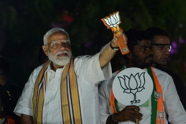 나렌드라 모디 인도 총리가 9일 인도 첸나이에서 열린 선거 운동 중 본인이 이끄는 '인도국민당'(BJP)을 상징하는 연꽃 조형물을 들고 지지자들에게 인사하고 있다. AP 뉴시스