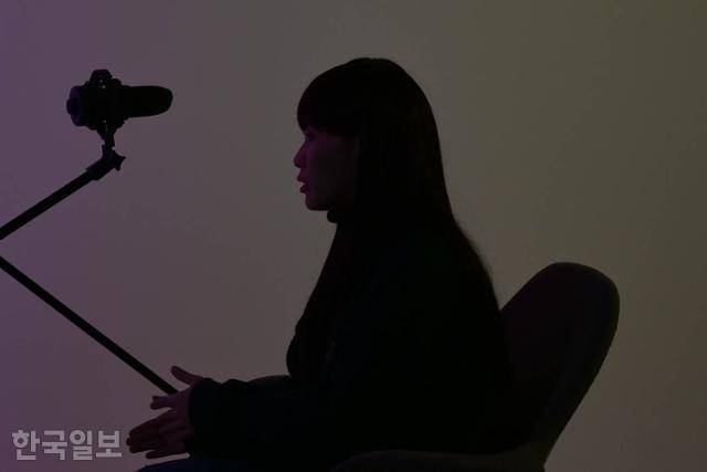 그는 연인을 기리는 부고를 부탁한다는 청에, 앉은 자리에서 자신만이 아는 연인의 모습을 담아 읊었다. 10주기가 다가오지만 그의 마음과 머릿속에 연인은 아직도 함께 있는 듯했다. 정다빈 기자