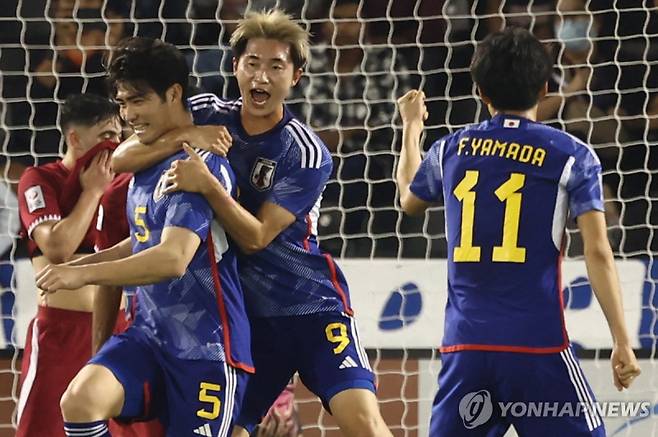 일본 U-23 대표팀 선수들이 기뻐하는 모습.     AFP=연합뉴스 