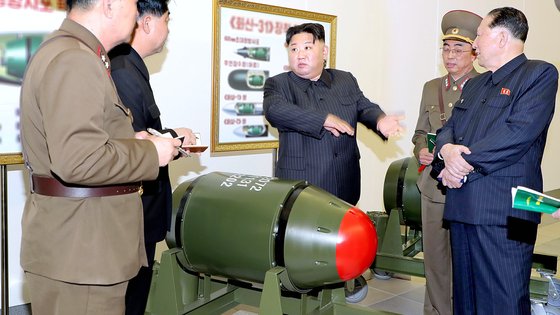 지난해 3월 28일자 북한 노동신문에서 공개된 전술 핵탄두 ‘화산-31’형. [노동신문=뉴스1]