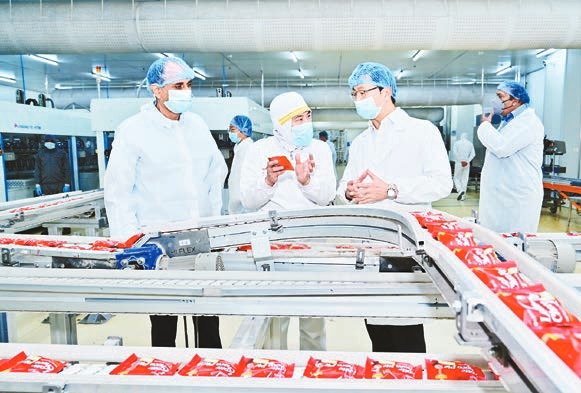 이창엽 롯데웰푸드 대표이사(왼쪽 셋째)가 롯데 인디아 공장의 초코파이 생산 라인을 살펴보고 있다. [사진 롯데웰푸드]
