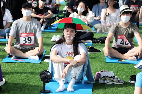 한강 멍때리기 대회가 서울 반포 한강공원 잠수교에서 진행되고 있다. 장진영 기자