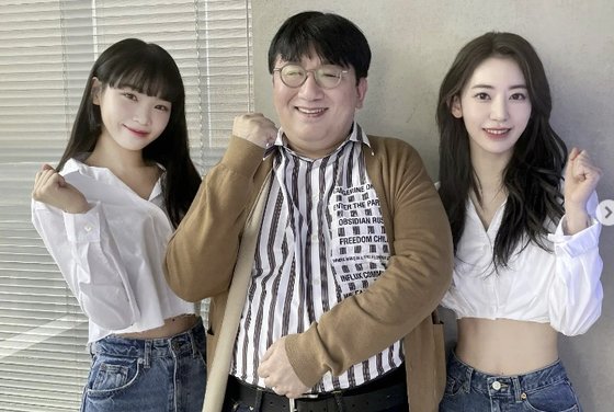 그룹 르세라핌 멤버 김채원(왼쪽), 사쿠라(오른쪽)과 사진 찍은 방시혁 하이브 의장. 방시혁 인스타그램