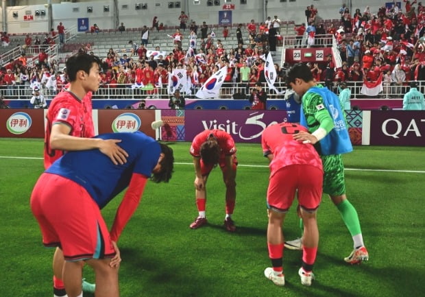 U-23 대한민국 축구 국가대표팀 선수들이 25일(현지시간) 카타르 도하 압둘라 빈 칼리파 스타디움에서 열린 2024 아시아축구연맹(AFC) U-23 아시안컵 8강전 대한민국과 인도네시아의 경기에서 패배를 거둔 후 아쉬워하고 있다. 뉴스1
