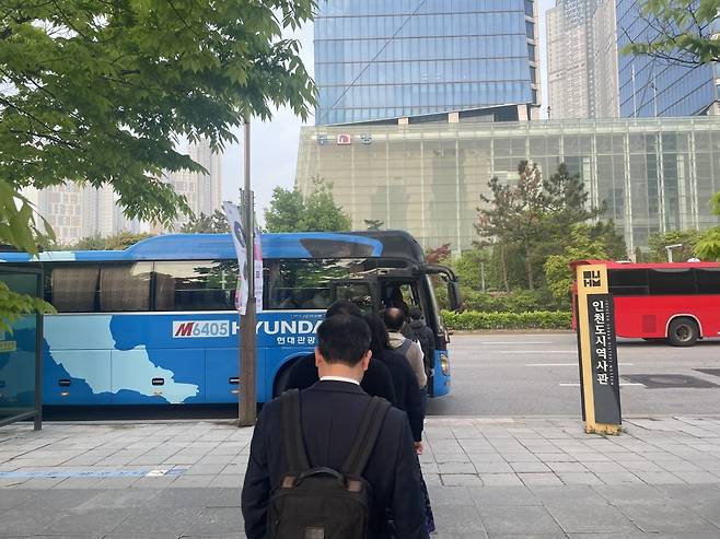 26일 오전 6시 35분께 시민들이 인천 송도 '센트럴파크역' 정류장에 정차한 M6405 광역버스를 탑승하고 있다. 이날 20여명의 탑승객이 버스에 올라타자 40석 좌석 중 10여석의 좌석만이 남았다. 사진=안정훈 기자